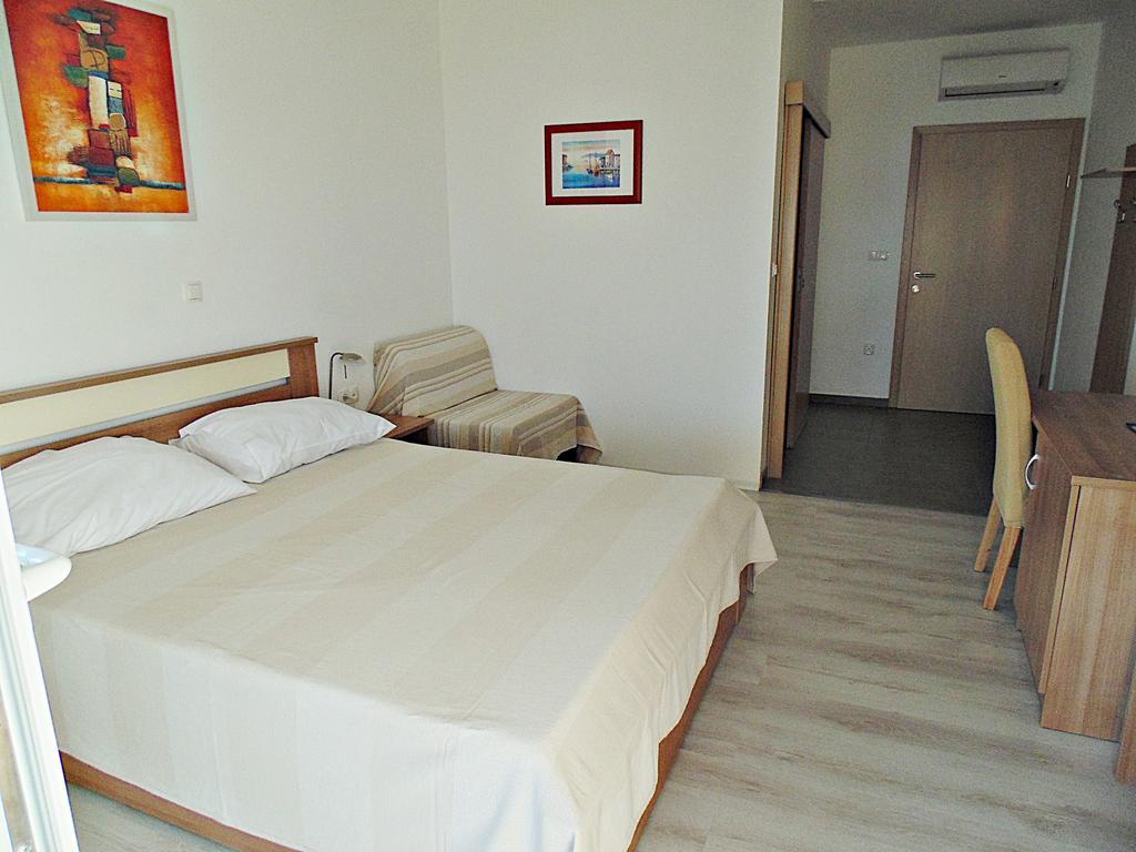 House Natali 70M From The Beach - Free Ev Top Up ريتنا المظهر الخارجي الصورة